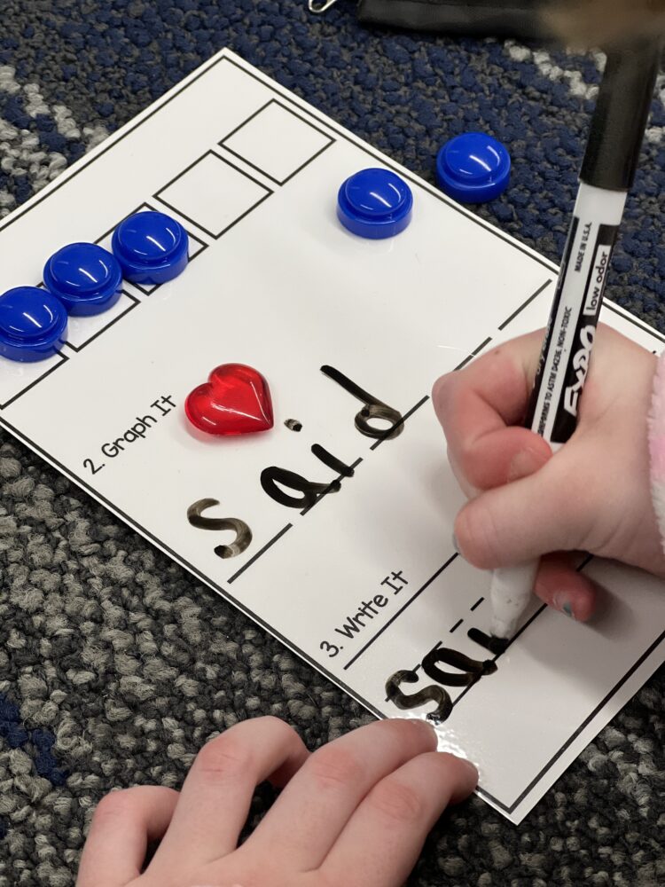 A student using multisensory orthographic word mapping